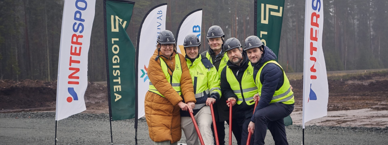 Nu är bygget av Intersports nya centrallager i gång! Vid skyffeln: kommunstyrelsens ordförande i Nässjö Sara Lindberg, Joel Spångby samhällsbyggnadschef i Nässjö kommun, Nässjö Näringslivs vd Claes Johansson, Logisteas fastighetschef Jonas Kennerhed och Intersports vd Pontus Pettersson. Foto: Nässjö näringsliv