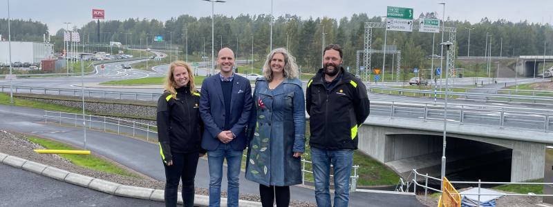 Jenny Karlsson, projektledare, Anders Tallgren, ordförande i Stadsbyggnadsnämden, Monika Bubholz, ordförande i teknik- och fastighetsnämnden och Ola Norling byggledare framför den nya cirkulationsplatsen. Foto: Karlstad kommun