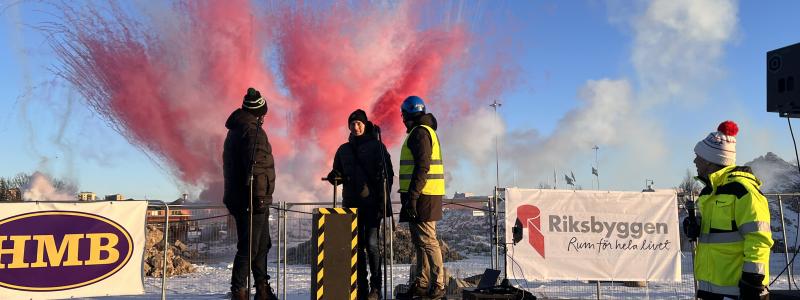Från vänster: Staffan Jansson, kommunstyrelsens ordförande i Västerås, Torbjörn Jonsson, blivande boende i Brf Kopparvalvet, Jon-Emil Blomstedt, avdelningschef hos entreprenören HMB Construction AB. Pressbild: Riksbyggen