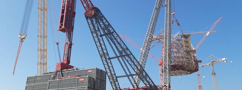 Kranens räckvidd gjorde det möjligt att placera den utanför de mest intensiva arbetszonerna och ändå nå lyftpunkterna inne i byggnaden. Det minskade trängseln och gjorde att parallella arbeten kunde fortsätta. Foto: Mammoet