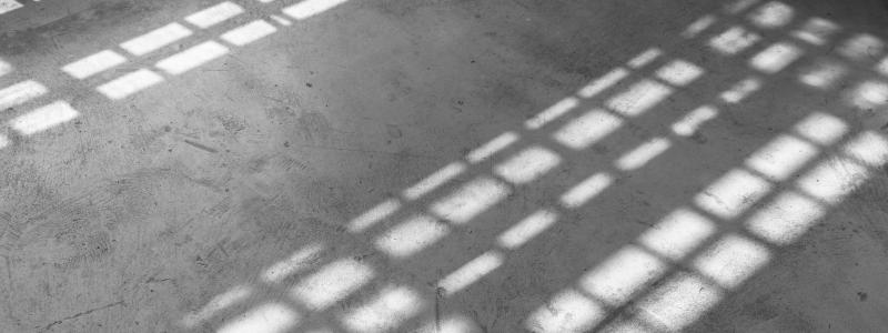 Fönster och skuggor på golv. Foto: Jennifer Grismer / Unsplash