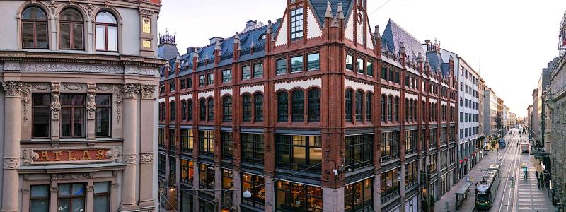 YIT genomförde nyligen en totalrenovering av denna byggnad på Alexandersgatan i Helsingfors centrum. Över 80 procent av rivningsmaterialet återvanns eller återanvändes direkt på byggarbetsplatsen – exempelvis koppartak, marmorplattor, tegel med mera. Tack vare effektiv källsortering bestod endast 1 procent av byggavfallet av blandavfall. Återbrukade material köptes bland annat in från konkursbon. Energieffektiviteten förbättrades och energiförbrukningen minskade med 30 procent. Projektet genomfördes i enlighet med EU:s taxonomiförordning. Foto: YIT