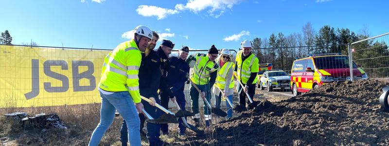 Spaden i marken för Osby kommuns nya Blåljushus ﻿innehållande verksamhetslokaler för Ambulans, Polis och Räddningstjänst. JSB ﻿Construction AB står som totalentreprenör för projektet och beställare är Osby kommun. Foto: JSB