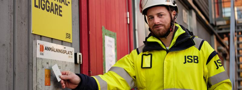 JSB medarbetare loggar in med ID06. Foto: JSB