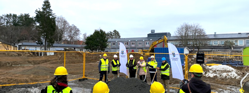 JSB Construction och Enköpings kommun markerar början av byggprocessen för den innovativa Lillsidanskolan. Foto: JSB