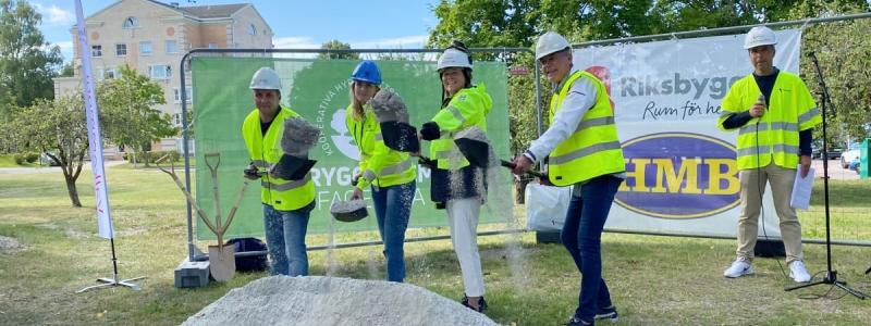 Fr v Marino Wallsten, kommunalråd Fagersta, Elin Hasselgren, avdelningschef HMB, Johanna Frelin, vd på Riksbyggen och Mats Engström, föreningssamordnare, Riksbyggen. Konferencier var Mikael Petterson Sjölund, marknadsområdeschef på Riksbyggen Bostad. Foto; Riksbyggen