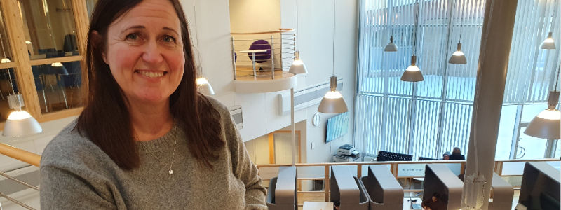 Karin Gebing, projektledare vid Vuxenutbildningen i Piteå kommun, berättar att merparten av de beviljade utbildningarna kommer att förläggas vid Lärcentrum. Foto: Kia Svensson
