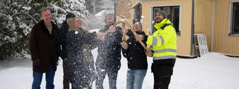 Från vänster i bild: Robin Berkhuizen (Emrahus), Marcus Hamlin (Lansen Omsorg), Elin Videfors (Emrahus), Magnus Nihlén (Emrahus), Nils-Eric Bülow (Lansen Omsorg), Andreas Elmgren (GA Carlsson & Son Entreprenad). Mikaela Bjarve