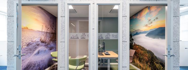 Kontor med återbrukade byggvaror och möbler. Foto: IVL Svenska Miljöinstitutet