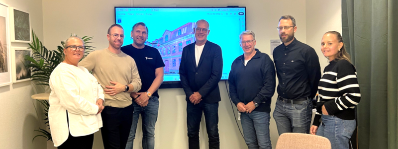 På bilden från vänster: Ulrika Ehrenholm, Robert Thörnlid, Robert Björn och Magnus Lorentzon, alla från T-Byggen, samt Anders Emilsson, Peter Andersson och Sandra Ingman från Uddevalla Kommun. Pressbild: T-Byggen Sverige AB