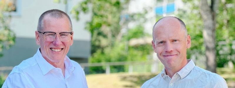 Kenneth Lindahl, enhetschef projekt på Micasa Fastigheter, tv, skakar hand med David
Grimheden, arbetschef på ByggPartner, efter kontraktsteckning.
Foto: Micasa