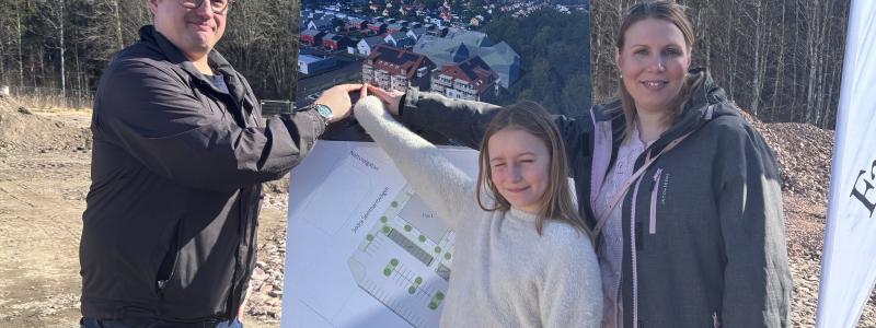 Köpare av lägenhet i Sommarskogen vid spadtag. Från vänster: Niclas Hellgren, Moa Hellgren och Desirée Larsson. Pressbild: Riksbyggen