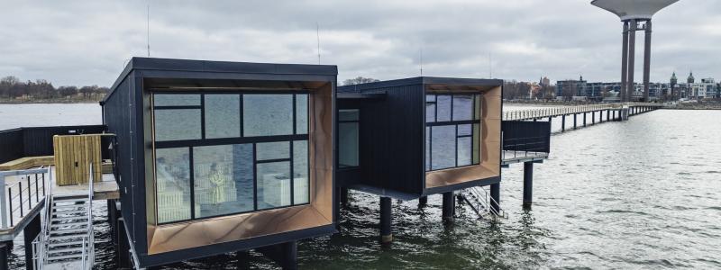 Byggnaden sträcker sig cirka 300 meter ut i vattnet och har utformats som en naturlig förlängning av stadens struktur – från Sofia Albertina kyrka ner till havet. Foto: Oskar Fäldt, Landskrona stad