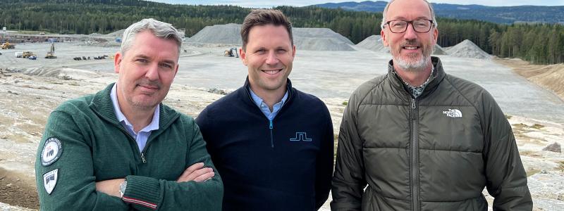 Espen Danielsen, landschef, Jonas Fløtre, affärsutvecklare och Thomas Hammer Tveit, projektchef på den aktuella tomten  i Gardermoen. Foto: Wästbygg