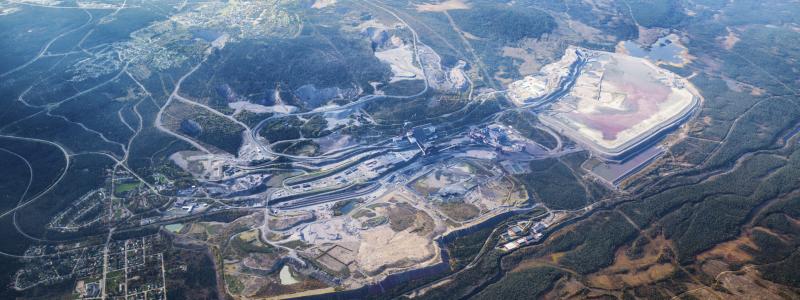 Flygbild från Vitåfors, ett gruvområde och tidigare samhälle mellan Malmberget och Koskullskulle i Gällivare kommun. Foto: LKAB/Fredric Alm
