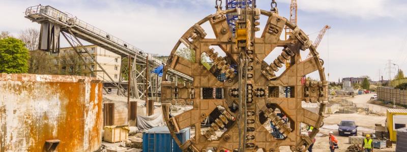 TBM Katarzyna, som för närvarande arbetar sig igenom en av de mest tekniskt utmanande sektionerna av projektet, är ett av flera viktiga steg mot färdigställandet av det omfattande tunnelprojektet som planeras vara klart för provkörningar och godkännande senast i juni 2026. Foto: PKP Polskie Linie Kolejowe SA, kredit: Ibrylowsky