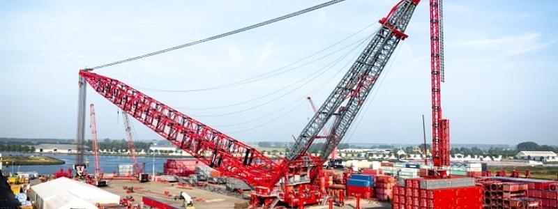 SK6000 har en maximal lyftkapacitet på 6000 ton och kan lyfta komponenter på upp till 3000 ton till en höjd av 220 meter. Kranens design bygger på containeriserade tekniker, vilket gör den enligt tillverkaren lätt att transportera i vanliga fraktcontainrar till vilken plats som helst i världen. Foto: Mammoet