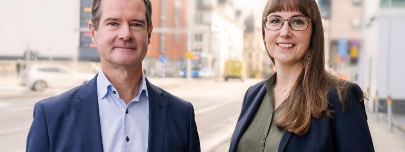 Foto: Mårten Lilja, vice vd på Riksbyggen och chef för affärsområde Bostad och Johanna Bjurskog, bostadspolitisk expert på Riksbyggen. Foto: Riksbyggen