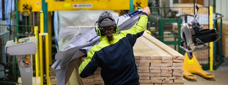 Det nya avtalet kan bland annat användas vid handel med trävaror. Foto: Michael Engman / Svenskt Trä