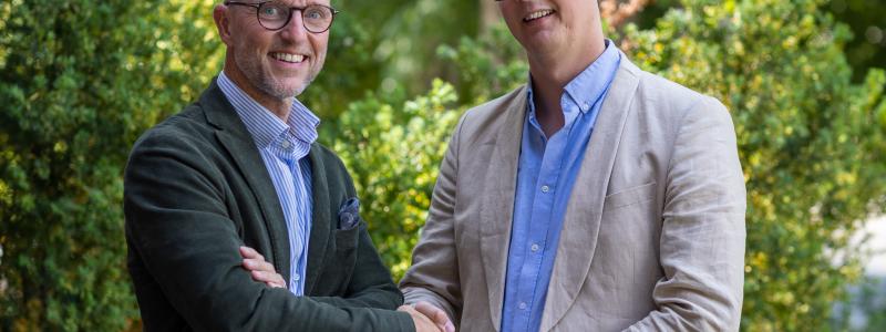 Mikael Sjölund, vd Coreco och Peter Björk, affärsområdesansvarig för Byggfakta Tender, tar i hand för ett nytt samarbete mellan bolagen. Foto: Byggfakta