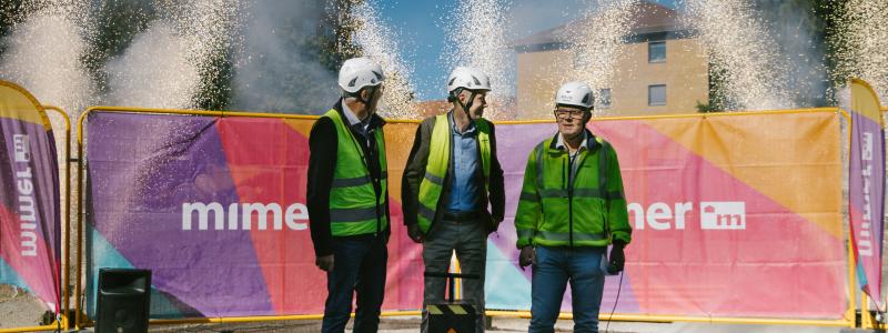 90 nya bostäder i centrala Västerås fick en pangstart när byggstarten firades effektfullt. På bilden ses Mikael Källqvist, VD Bostads AB Mimer, Jesper Brandberg, Styrelseordförande Bostads AB Mimer och Mats Eriksson, VD Asplunds Bygg. Foto: Bostads AB Mimer