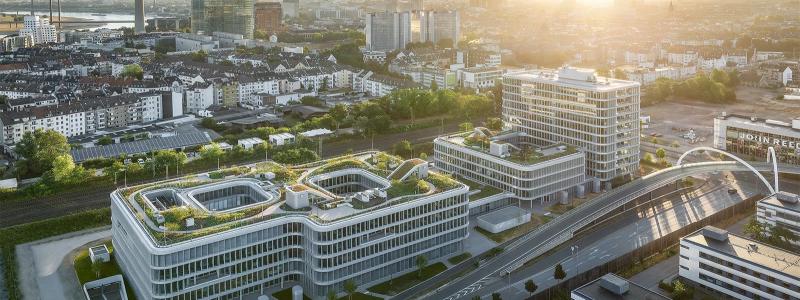 Den arkitektoniska visionen bakom MIZAL var att skapa en arbetsmiljö som främjar kommunikation och samarbete. Byggnadens horisontella former och avrundade hörn bidrar till ett flödande intryck, där interiör och exteriör smälter samman. Campusets gröna takträdgårdar, loggior och öppna utomhusytor erbjuder medarbetare en stimulerande miljö som stärker trivsel och produktivitet. Foto: