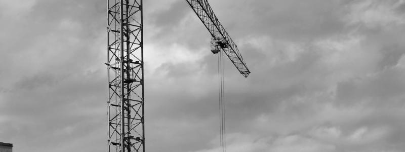 Foto över takåsar och lyftkran.  Foto: Natalia Trofimova / Unsplash