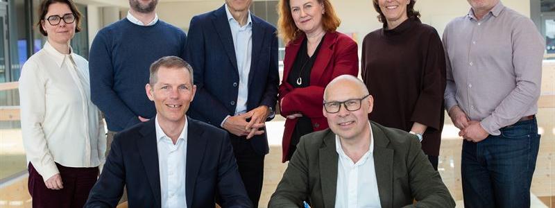 Region Norrbotten och NCC skriver kontrakt för Kirunas nya sjukhus. Kristina Åkerlund NCC, Lukas Bergner Region Norrbotten, Piero Sannicolo NCC, Kataring ringstedt och Åsa Lekvall Region Norrbotten, Michael Gustafsson NCC.
Tobias Holmqvist, NCC och Unto Järvirova, Region Norrbotten. Pressbild: NCC