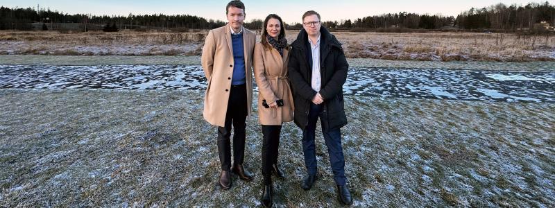 Norrby gärde
Från vänster till höger: Linus Björkman (M), kommunalråd och samhällsbyggnadsutskottets ordförande, Nicole Forslund (L), kommunalråd och kommunstyrelsens 1:e vice ordförande och Martin Strömvall (KD), stadsbyggnadsnämndens ordförande, vid Norrby gärde.
Pressfoto Haninge kommun