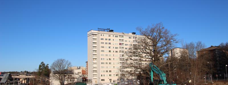 Ny bostäder på gång. Här, vid Trångsundsvägen 4-6, kommer det inom ett par år finnas 125 nya lägenheter.