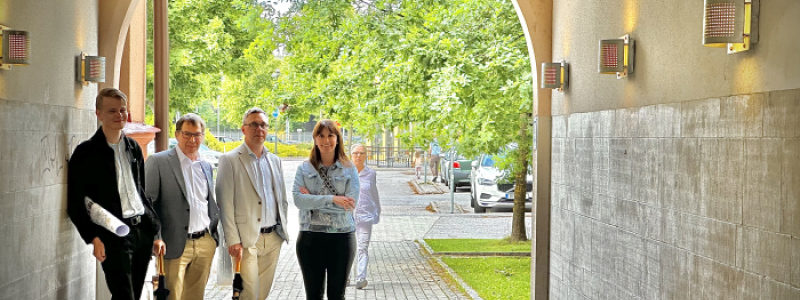 Planarkitekt William Rytterström, Christer Sundqvist, Johan Söderberg och näringslivsutvecklare Zana Zgog står vid tröskeln till den nya stadsdelen Triangeln. Förverkligandet av förslaget Triangeln beräknas ta ungefär 15 år. Området kommer att delas upp i flera detaljplaner, vilka var för sig tar några år att genomföra.

Foto: Katrineholms kommun/Geza Simon
