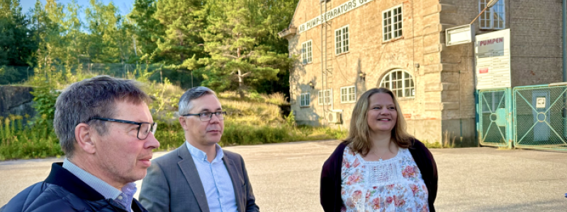 Christer Sundqvist, Johan Söderberg och Marie Bergeås mark- och exploateringschef, framför en av de två "portalbyggnaderna" in till Pumpenområdet. Pressbild: Katrineholms kommun