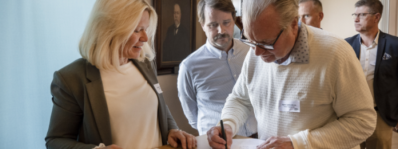 Eskilstuna kommuns stadsutvecklingsstrateg Christina Blomberg tillsammans med Bjarni Gudmundsson från Podium fastigheter Fotograf/Källa: Thomas Mako