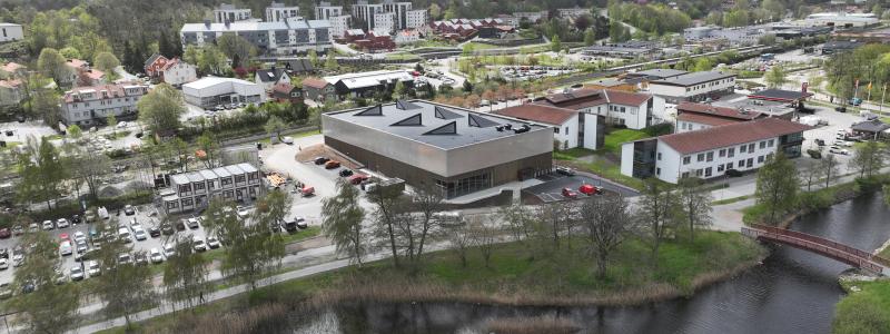 Östermalmshallen padel är ett hållbart projekt från start till mål och ett av Sveriges största återbruksprojekt där en unikt stor byggnad kunnat återanvändas för ett nytt syfte. Foto: Wallenstam