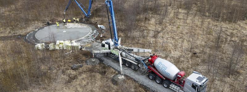 Gjutning av bottenplatta till utkikstorn med utsikt över Wasteland Climate Action Park utanför Skellefteå. Av:
Patrick Degerman