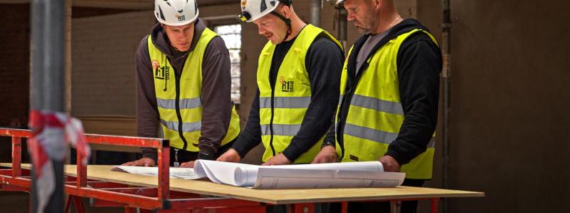 Pinerock är ett relativt nytt namn på den nordiska byggmarknaden, men bygger på flera etablerade företag inom renoverings- och byggservice. Efter EMK Capitals investering 2024 har koncernen accelererat sin expansionsstrategi genom företagsförvärv i både Finland och Norge. Förvärvet av Restok innebär att Pinerock nu stärker sin position inom renovering av kommersiella fastigheter i Finland, ett segment som bedöms ha bättre tillväxtutsikter än nyproduktion under de kommande åren.  Foto: Pinerock Group