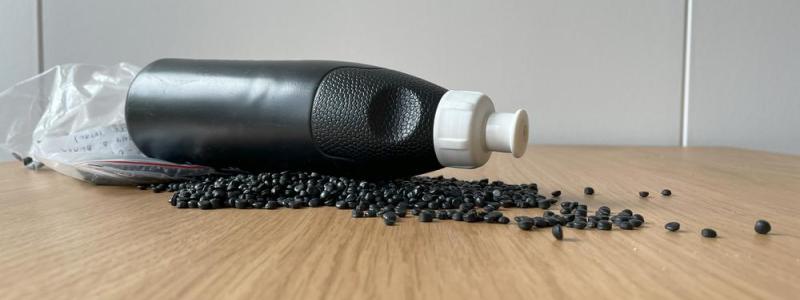 En enda pellet av återvunnen plast kan innehålla över 80 olika kemikalier. Foto: Olof Lönnehed
