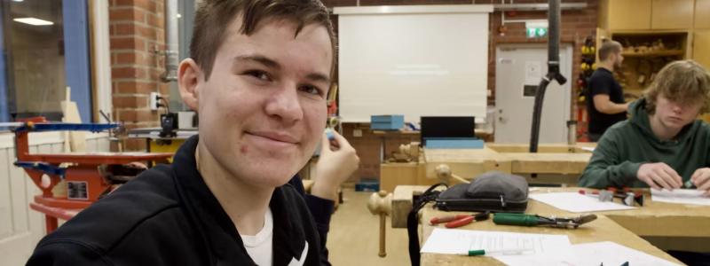 Marcus Mikulic, elev i årskurs nio på Ytterbyskolan i Kungälv, testar att arbeta med plåt. Foto: Niklas Jendeby