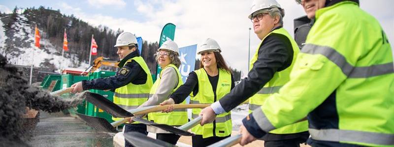 Dick Danielsson, Lokalpolisområdeschef, Polismyndigheten; Anna-Britta Åkerlind, Kommunstyrelsens ordförande; Cecilia Vestin, vd Kåpan Fastigheter; Justitieminister Gunnar Strömmer; Ulf Hansson, divisionchef, NCC Building Sverige. Fotograf: Elin Nerpin