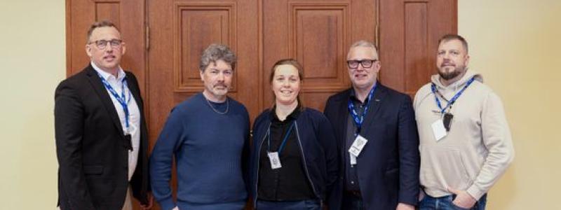 Närvarande när det nya avtalet signerades: Från vänster Mattias Svelander, projektchef NCC, Ulf Norlén, ombud, projektägare samt förvaltningschef Teknisk förvaltning Östersunds kommun, Sofia Grelsson, projektledare Östersunds kommun, Richard Mattsson, ombud och affärschef NCC Construction Sverige AB, Tore Åberg, projektsamordnare och konsult Östersunds kommun. Foto: Östersunds kommun