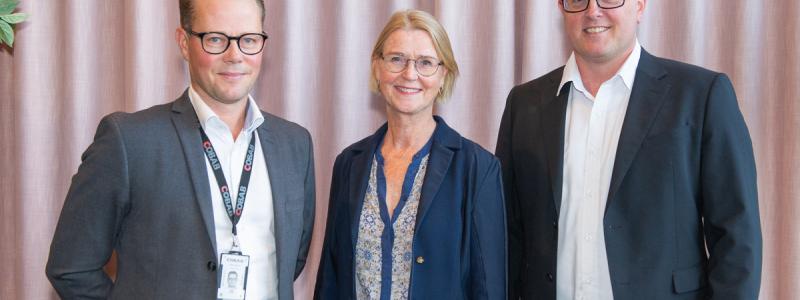 Martin Junblad, vd Cobab tillsammans med Åsa Hedenberg, tillförordnad vd och Håkan Lindblom, affärsområdeschef fastighetsutveckling Huddinge Samhällsfastigheter. Foto: Maja Hoffner