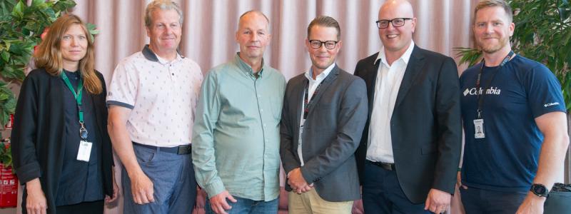 Från vänster: Frida Gustafsson, Huddinge Samhällsfastigheter, Christer Olsson, COBAB, Björn Wiklund, Huddinge Samhällsfastigheter, Martin Junblad, COBAB, Håkan Lindblom, Huddinge Samhällsfastigheter, Martin Holmström, COBAB. Pressbild: Huddinge Samhällsfastigheter