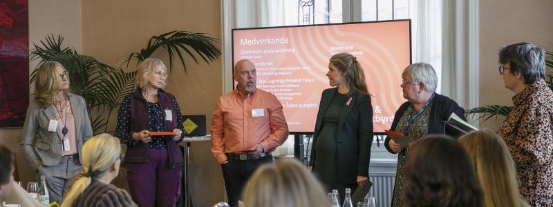 Från vänster: Maria Sjölin Karlsson, Anne Kataja, Niklas Angelöf, Josefin Malmqvist (M), Caroline Helmersson Olsson (S) och Amelie von Zweigbergk. Foto: Plåt & Vent Byrån