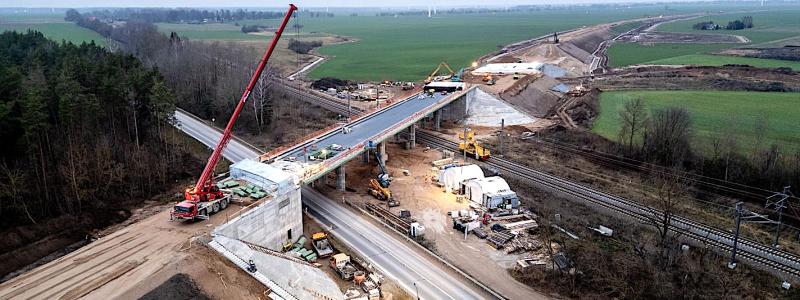 Projektet stöds starkt av EU, som finansierar merparten av kostnaderna. Rail Baltica ses som en del av unionens strategi för att knyta ihop medlemsländerna med moderna transporter och minska beroendet av ryska nätverk. De baltiska länderna har fram till nu främst varit uppkopplade mot järnvägar byggda på bredspår från sovjettiden, vilket skapat tekniska hinder för smidiga transporter till Västeuropa. Foto: Europeiska kommissionen