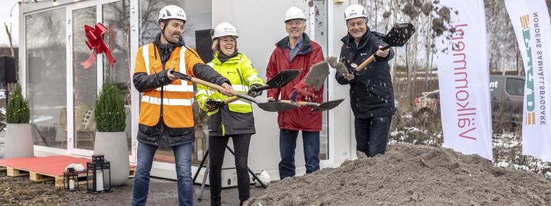 Fr v Robert Ohlsson, arbetschef Peab, Johanna Frelin, vd Riksbyggen, Reidar Svedahl, kommunalråd och Göran Sundin, tf marknadsområdeschef Riksbyggen. Foto: Patrik Ekenblom
