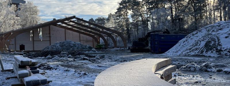 Varsam demontering, här av limträ i en idrottshall, är viktig när det gäller återbruk. Foto: Catrine Andersson