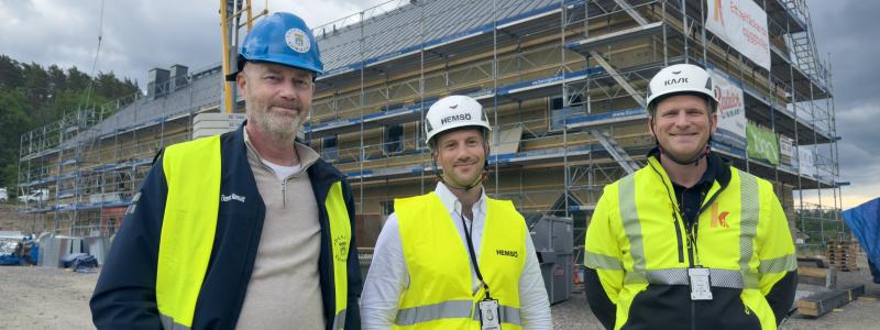 Roger Ekeroos, barn och utbildningsnämndens ordförande, Tobias Lagerwall, projektchef Hemsö och Simon Hagman, projektchef K21 Entreprenad är glada för att Forshälla-Strands förskola växer fram och nu har tätt hus. Foto: Uddevalla kommun
