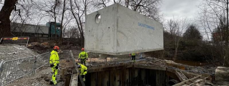 På sträckan från Resecentrum och norrut installerades våren 2024 en ny lösning, där regnvattnet renas innan det släpps ut i vattendraget Lillån. Söderut byggs i stället regnbäddar där vattnet filtreras genom marken. Foto: Örebro kommun