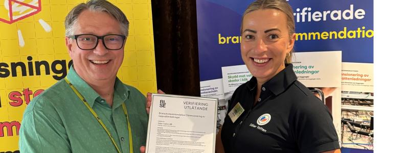 Dag Sjöholm, Marknadschef Certifiering på RISE, överlämnar verifieringen till Sara Lehn, VD för Säker Vatten. Foto: Säker Vatten