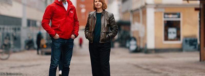 Sandgärdsgatan är en gata med kulturhistoriska värden och utformningen är viktig. På bild Arkitektbolagets Karin Hård af Segerstad och Växjö Energis Daniel Sjödén. Foto: Veab Växjö Energi